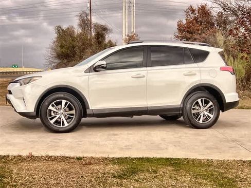 Used 2018 Toyota RAV4 XLE image 4