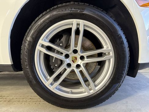 Certified 2025 Porsche Macan image 15