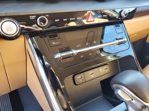 Certified 2023 Kia Carnival EX image 23