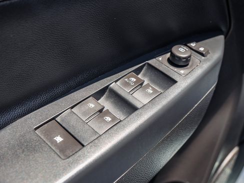 Used 2013 Chevrolet Captiva Sport LTZ FWD image 9