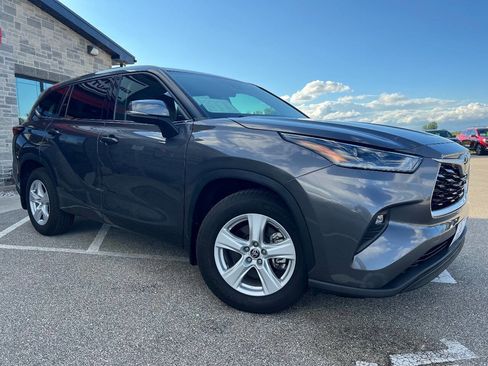 Used 2021 Toyota Highlander LE image 3