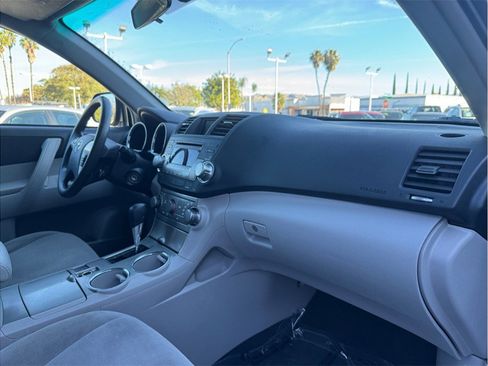 Used 2012 Toyota Highlander FWD w/ Tech Pkg image 19