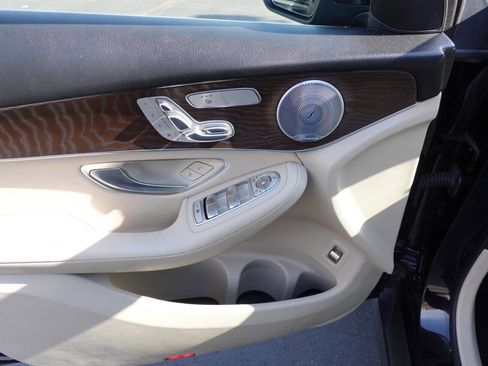 Used 2019 Mercedes-Benz GLC 300 4MATIC image 17