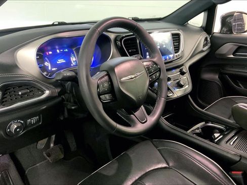Used 2022 Chrysler Pacifica Limited w/ Uconnect Theater Family Group FWD image 15