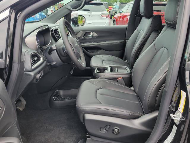 New 2027 Chrysler Pacifica Select FWD image 5