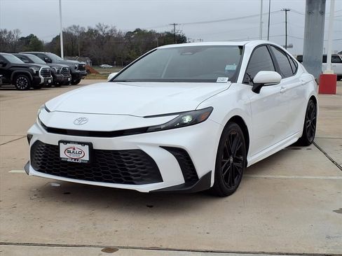 Certified 2025 Toyota Camry SE image 3