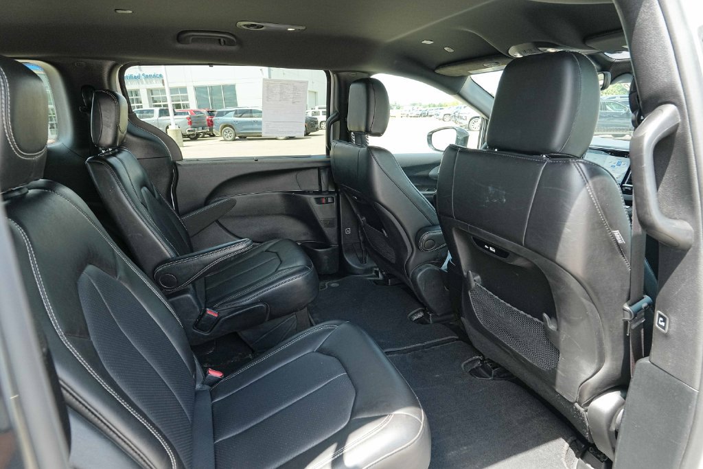 Used 2025 Chrysler Pacifica Select FWD image 25