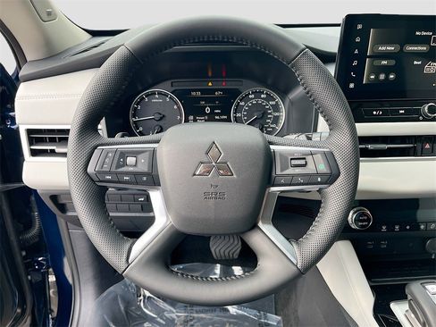 New 2025 Mitsubishi Outlander SE image 10