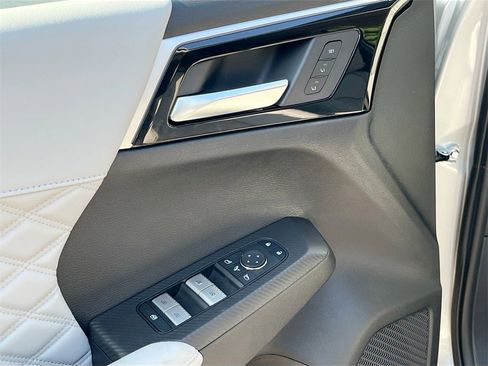 New 2025 Mitsubishi Outlander SEL image 18