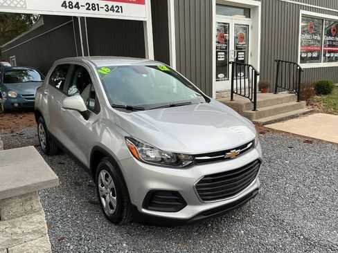 Used 2018 Chevrolet Trax LS image 3