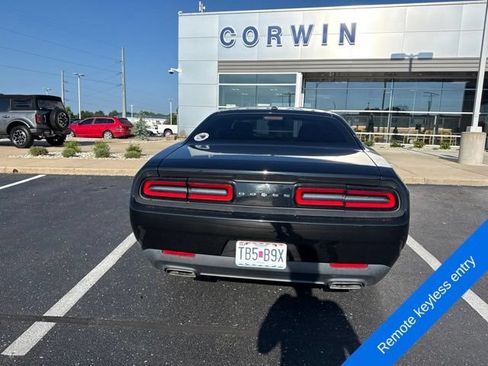 Used 2015 Dodge Challenger SXT RWD image 7