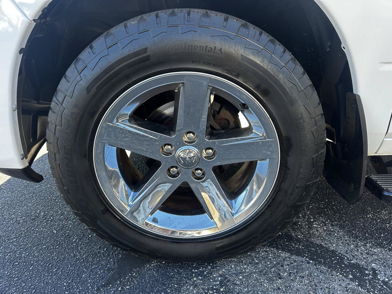 Used 2017 RAM 1500 Express AWD/4WD image 2