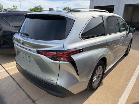 Used 2022 Toyota Sienna LE AWD/4WD image 3