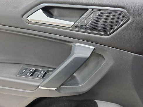 Used 2018 Volkswagen Tiguan SE AWD/4WD image 28