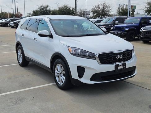 Used 2020 Kia Sorento LX image 3