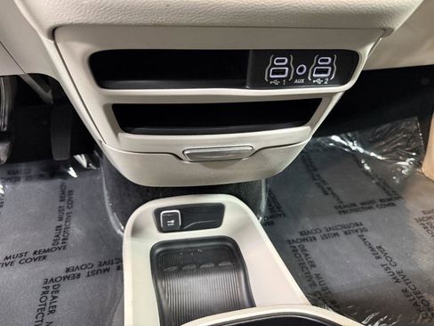 Used 2023 Chrysler Pacifica Touring-L FWD image 21