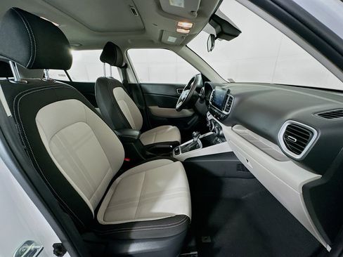 Used 2025 Hyundai Venue SEL FWD image 29