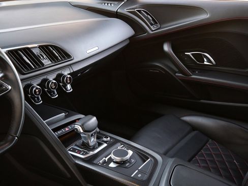 Used 2017 Audi R8 V10 w/ Carbon Exterior Package image 17