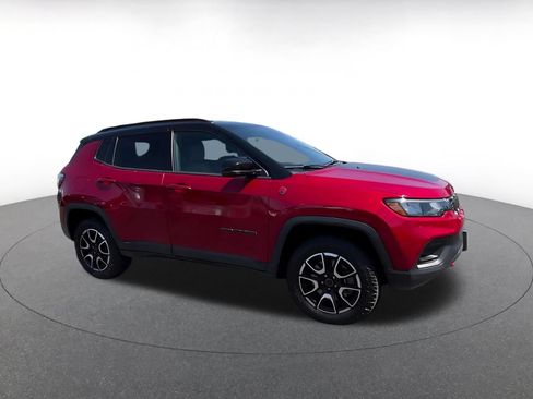 Used 2025 Jeep Compass Trailhawk AWD/4WD image 2