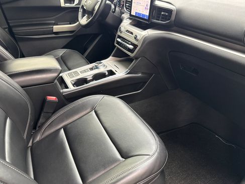 Used 2022 Ford Explorer XLT w/ Equipment Group 202A image 21
