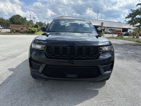 Certified 2025 Jeep Grand Cherokee Altitude AWD/4WD image 9