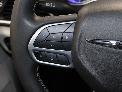 Used 2024 Chrysler Pacifica Touring-L image 36