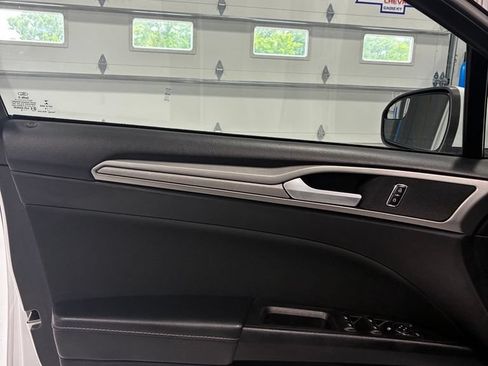 Used 2018 Ford Fusion SE w/ Fusion SE Technology Package FWD image 15
