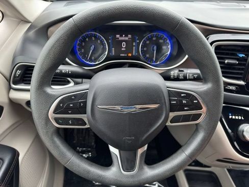 Used 2017 Chrysler Pacifica Touring FWD image 19