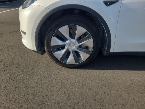 Used 2022 Tesla Model Y Long Range AWD/4WD image 9