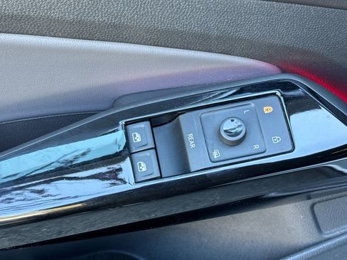 Used 2022 Volkswagen ID.4 Pro image 12