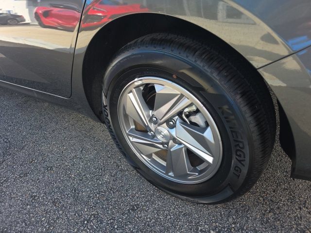 Used 2025 Hyundai Elantra SE FWD image 11