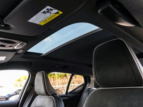 Used 2021 Volvo XC40 T4 R-Design image 4