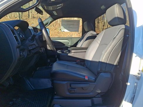 Used 2024 RAM 2500 Tradesman w/ Chrome Appearance Group image 12