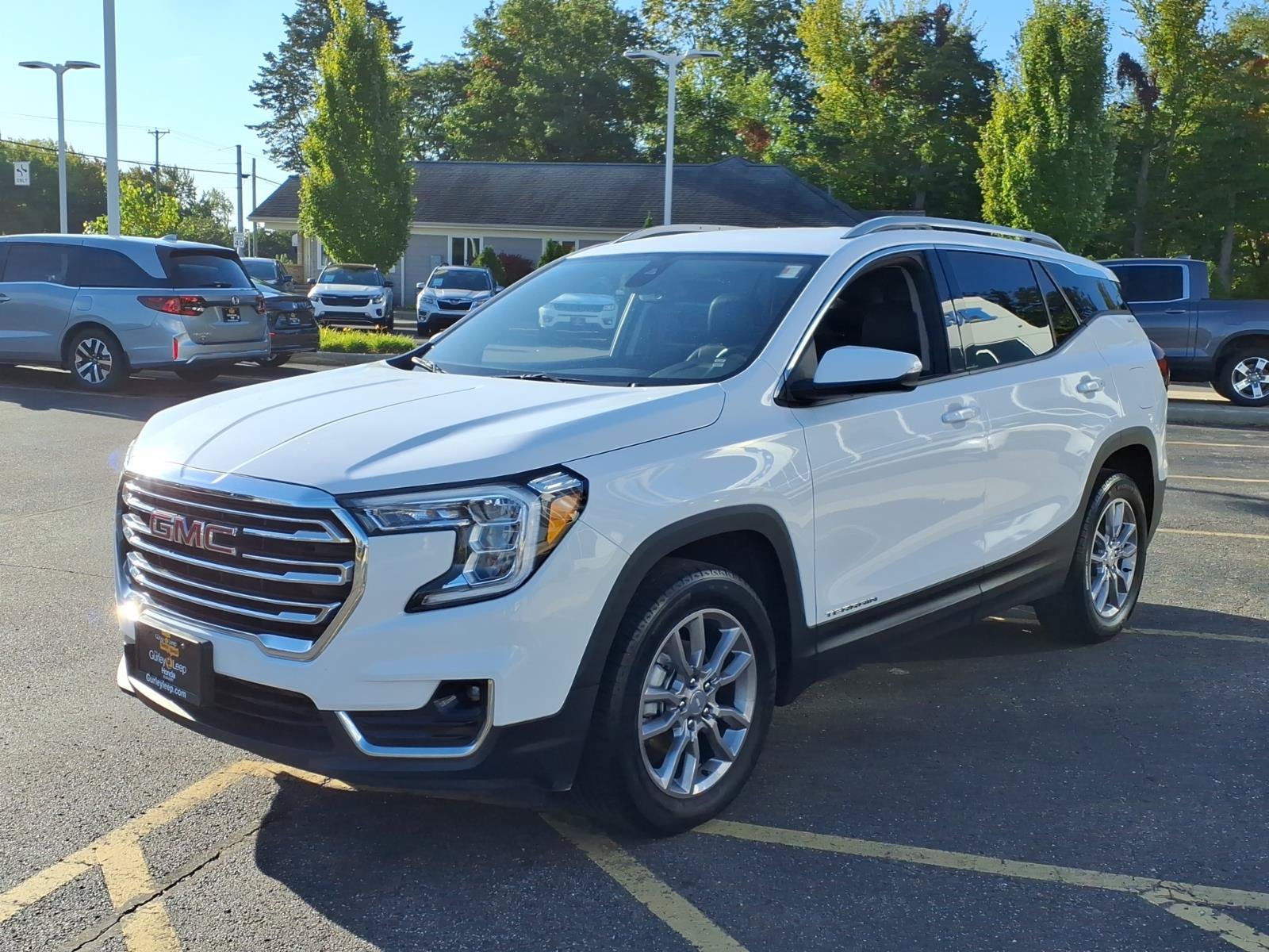 Used 2024 GMC Terrain SLT AWD/4WD image 3