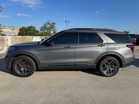 Used 2025 Ford Explorer ST AWD/4WD image 5