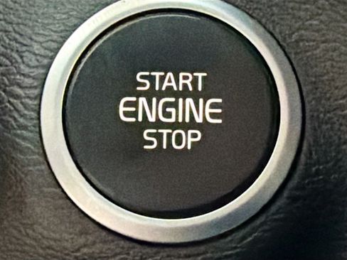 Used 2022 Volvo XC40 T5 Momentum image 35