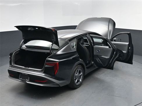 New 2025 Kia K4 LXS image 17