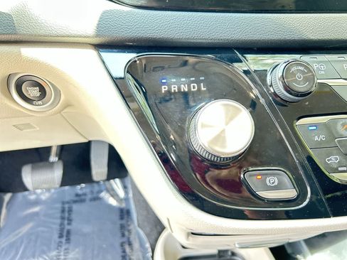 Used 2020 Chrysler Pacifica Touring-L Plus FWD image 18