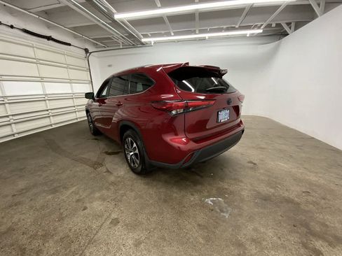 Used 2023 Toyota Highlander XLE image 4