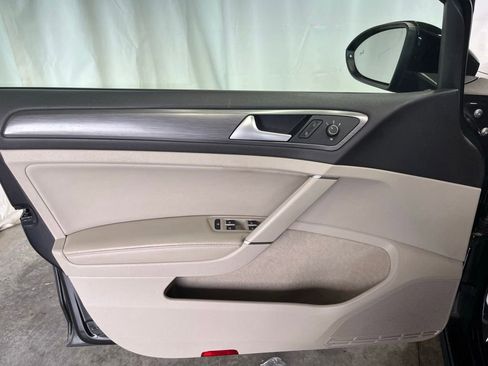 Certified 2019 Volkswagen Golf SE image 10