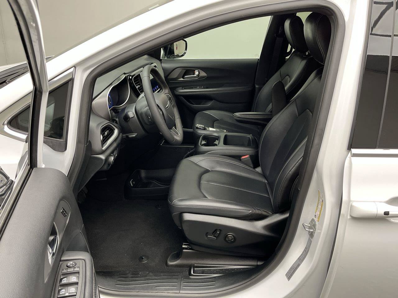 Used 2025 Chrysler Pacifica Select FWD image 3