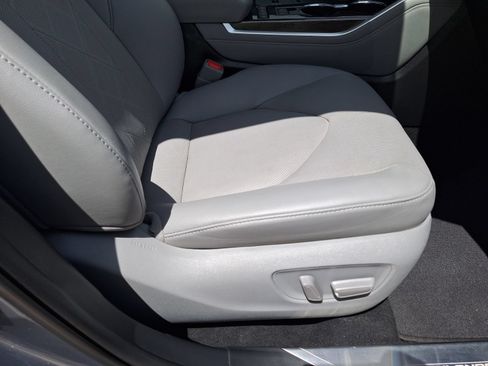 Used 2021 Toyota Highlander Platinum FWD image 34