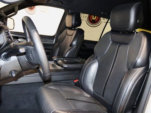Used 2024 Jeep Wagoneer L Series II w/ Flexible Seating Group AWD/4WD image 15
