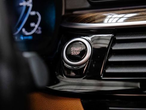 Used 2022 BMW 530e w/ Premium Package image 18