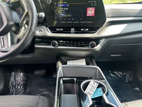 Used 2025 Chevrolet Equinox LT AWD/4WD image 23