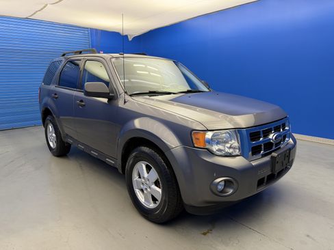 Used 2010 Ford Escape XLT FWD image 2