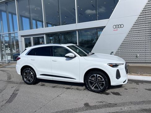 Used 2025 Audi Q5 Premium w/ Convenience Package image 12