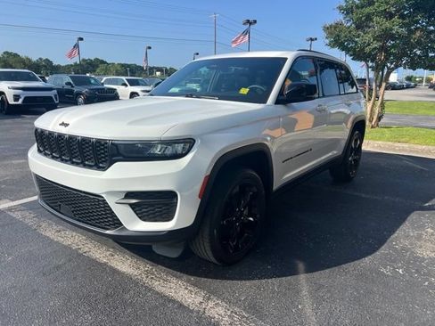 Used 2024 Jeep Grand Cherokee Altitude AWD/4WD image 4