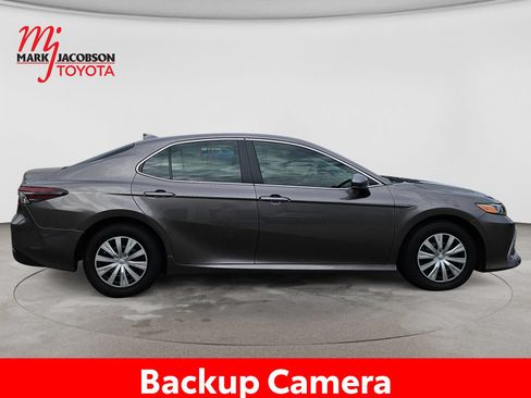 Used 2022 Toyota Camry LE FWD image 7