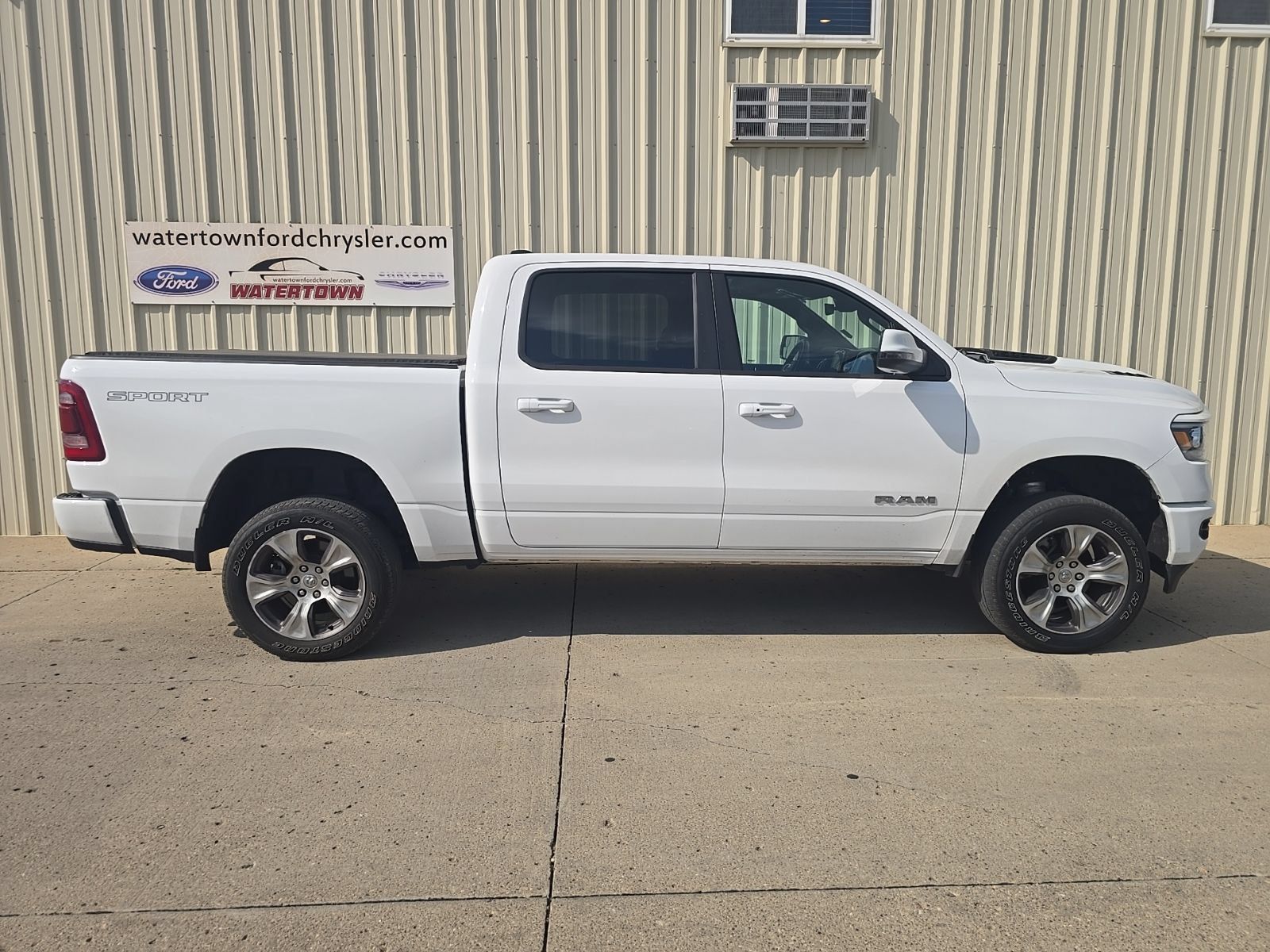 Used 2023 RAM 1500 Laramie AWD/4WD image 1